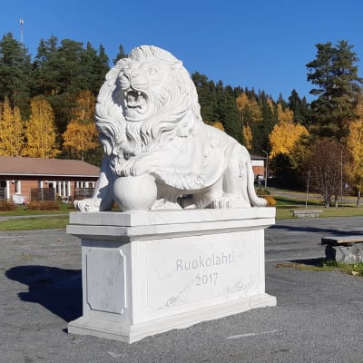 Ruokolahden leijona-patsas syksyllä 2021.