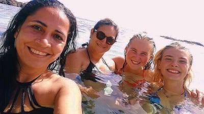 fyra damer simmar