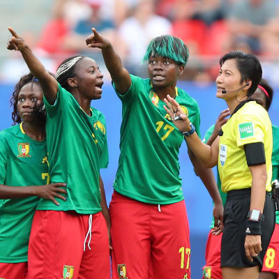 Kameruns spelare protesterar.