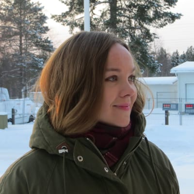 Kvinna i ett vintrigt landskap med snö på marken. Centerns riksdagsledamot Katri  Kulmuni.