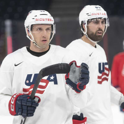 Nick Bonino och Alex Tuch på träning.