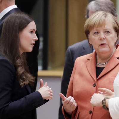 Sanna Marin samtalar med Tysklands förbundskansler Angela Merkel vid EU-toppmötet i Bryssel. 