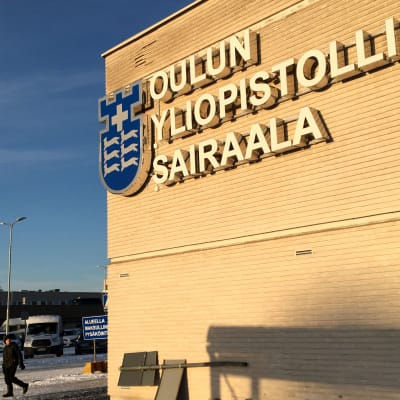 Oulun yliopistollisen sairaalan valokyltti.