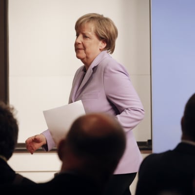 Tysklands förbundskansler Angela Merkel anländer till presskonferensen på EU-toppmötet.