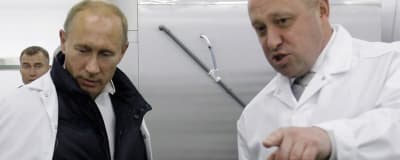 Jevgeni Prigozhin (oikealla) esitteli Venäjän silloiselle pääministerille, Vladimir Putinille, kouluruokatehdastaan Pietarin ulkopuolella 20. syyskuuta 2010.