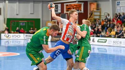 BK:s Miska Henriksson stoppas av två Sjundeåspelare.