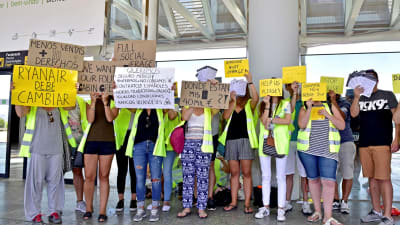 Anställda vid Ryanair demonstrerar på flygplatsen i Palma de Mallorca den 25 juli 2018.i 