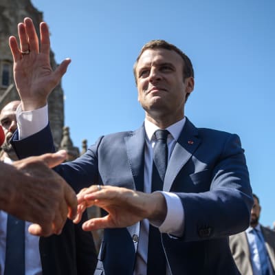 Frankrikes president Emmanuel Macron hälsar på väljare.