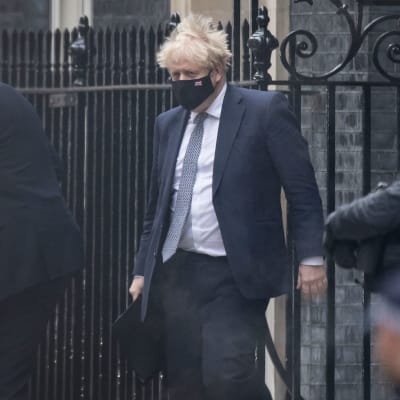 Storbritanniens premiärminister Boris Johnson lämnar Downings Street 10 .