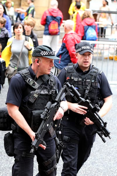 Tungt beväpnade polisers och soldaters synliga närvaro i Manchester trappas ner från och med måndag