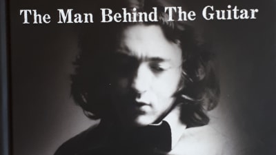 Rory Gallagher med sin gitarr, omslag till boken The man behind the guitar