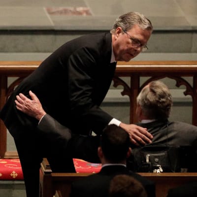 Jeb Bush tröstar sin far George H.W Bush under Barbara Bush begravning