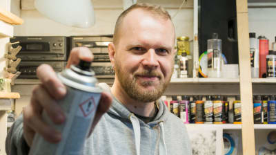 Airbrush-målaren Anders Törnqvist i sitt garage