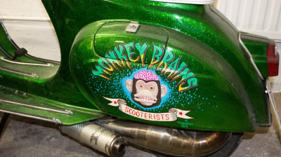 Airbrushad grön glittrig scooter med en apa och texten Monkey Brains Scooterists