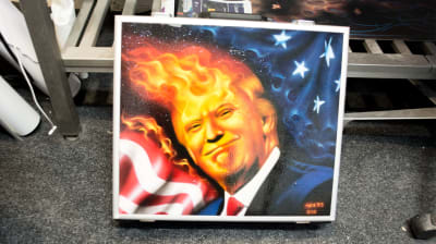 Färgglad Donald Trump-karikatyr på kappsäck av plåt