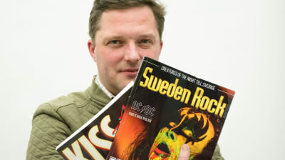 Henric Creutz poserar med tidningar med Kiss på omslaget