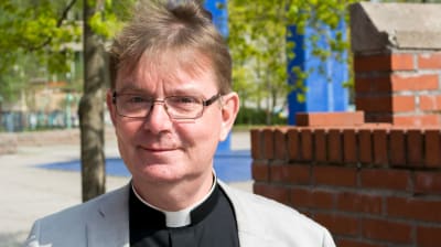 Kyrkoherde Stefan Forsén vid Matteus församling fotad utomhus 22.5.2017.