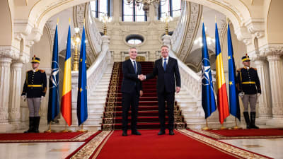 Natochefen Stolteberg och Rumäniens president Iohannis skakar hand i parlamentspalatset i Bukarest