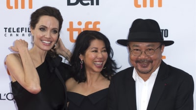 Angelina Jolie, Loung Ung samt manlig skådespelare på premiären för filmen First they killed my father