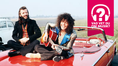 Ringo Starr och Marc Bolan sitter på motorhuv på ett fält. Bolan spelar akustisk gitarr och skrattar. Från filmen Born To Boogie 1972. Musiktestets logo.
