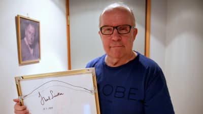 Promotorn Antti Einiö visar upp Frank Sinatras autograf
