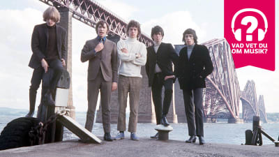 Rolling Stones 1967 med bro i bakgrunden och musiktestets logo