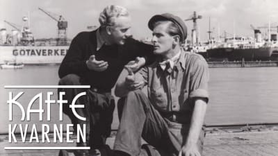  Åke Söderblom och Lasse Dahlquist. Stillbildsfoto i samband med filmen "Vi masthuggspojkar" (1940). Jämför foto och bildtext i Wällhed, Anders, "Boken om Lasse Dahlquist: inte bara Brännö brygga"