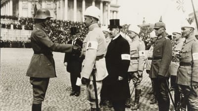 General Mannerheim välkomnar tyska officerare under Mannerheims segerparad i Helsingfors 1918.