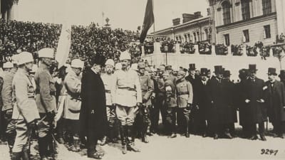 mannerheims segerparad i Helsingfors vid Domkyrkns trappa.. Vänster till höger Walter Holmberg, Nikolai Mexmontan, Hannes Ignatius, P.E. Svinhufvud, Gösta Theslöf, general Mannerheim.