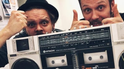 Tage Rönnqvist och Joakim Levälampi bakom bärbar kassettstereo