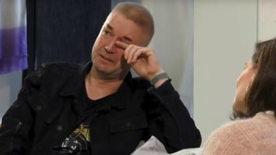 Marco Bjurström faller i gråt i intervjuprogrammet En önskan.