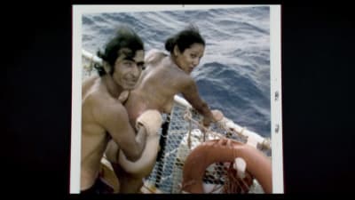 En naken man och kvinna ombord på flotten Acali 1973.