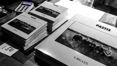 Bandet Pastis cd och vinyl på försäljningsbord.
