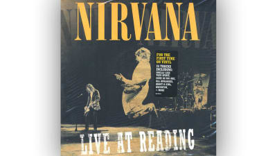 Nirvana Live at Reading konvolut, Cobain hoppar jämfota på scen.