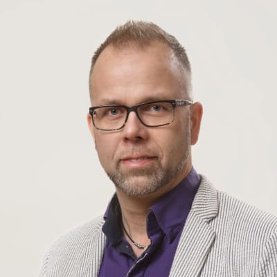 En universitetslärare i randig kostym