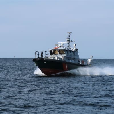 En av Sjöbevakningens patrullbåtar nära Lypertö i Gustavs skärgård, södra Bottenhavet, september 2019.