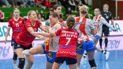 HIFK-spelarna täpper till vid linjen.