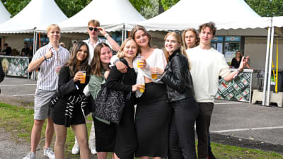 Flera festivalbesökare med ölgls i händerna.
