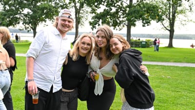 Tre tjejer och en kille hade kul på festivalen.