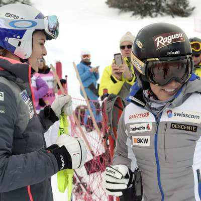 Favoriten Lindsey Vonn (till höger) körde ur. Kompisen Lara Gut tog vara på chansen och vann i stället.