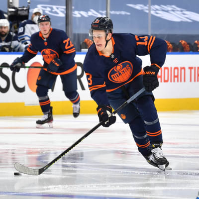 Jesse Puljujärvi kuljettaa kiekkoa. 