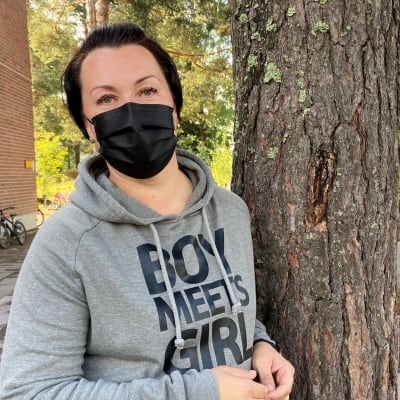 Anu Tarvainen Voisalmen koulun pihalla.