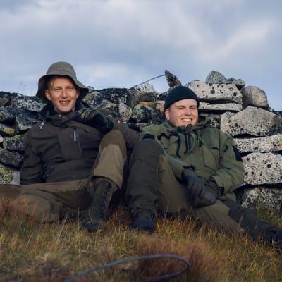 Aleksi Rikkinen ja Emil Kastehelmi tutkimassa saksalaisten vanhaa viestintäaseman rauniota Enontekiön Ropi-tunturilla