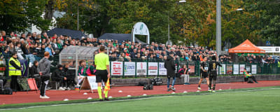 Publiken har fyllt läktaret på EIF:s fotbollsmatch.
