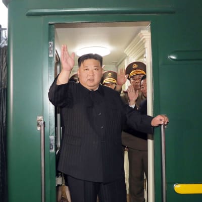 Kim Jong-Un vinkades och hans delegation vinkades av i Pyongyang, då de begav sig med sitt lyxtåg mot Vladivostok. 