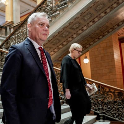 Antti Rinne laskeutuu Säätytalon rappusia