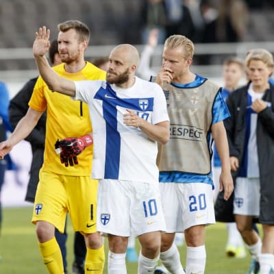 Teemu Pukki, Lukas Hradecky ja Joel Pohjanpalo kiittävät Bosnia-matsin jälkeen Olympiastadion katsojia kannustuksesta.