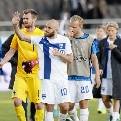 Teemu Pukki, Lukas Hradecky ja Joel Pohjanpalo kiittävät Bosnia-matsin jälkeen Olympiastadion katsojia kannustuksesta.