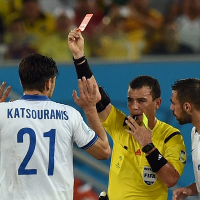 Kostas Katsouranis synar det röda kortet mot Japan i VM 2014