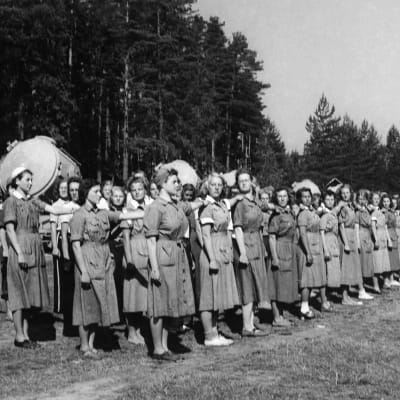 Lotta Svärd -järjestön valonheitinkoulutusta lotille jatkosodassa 1944.